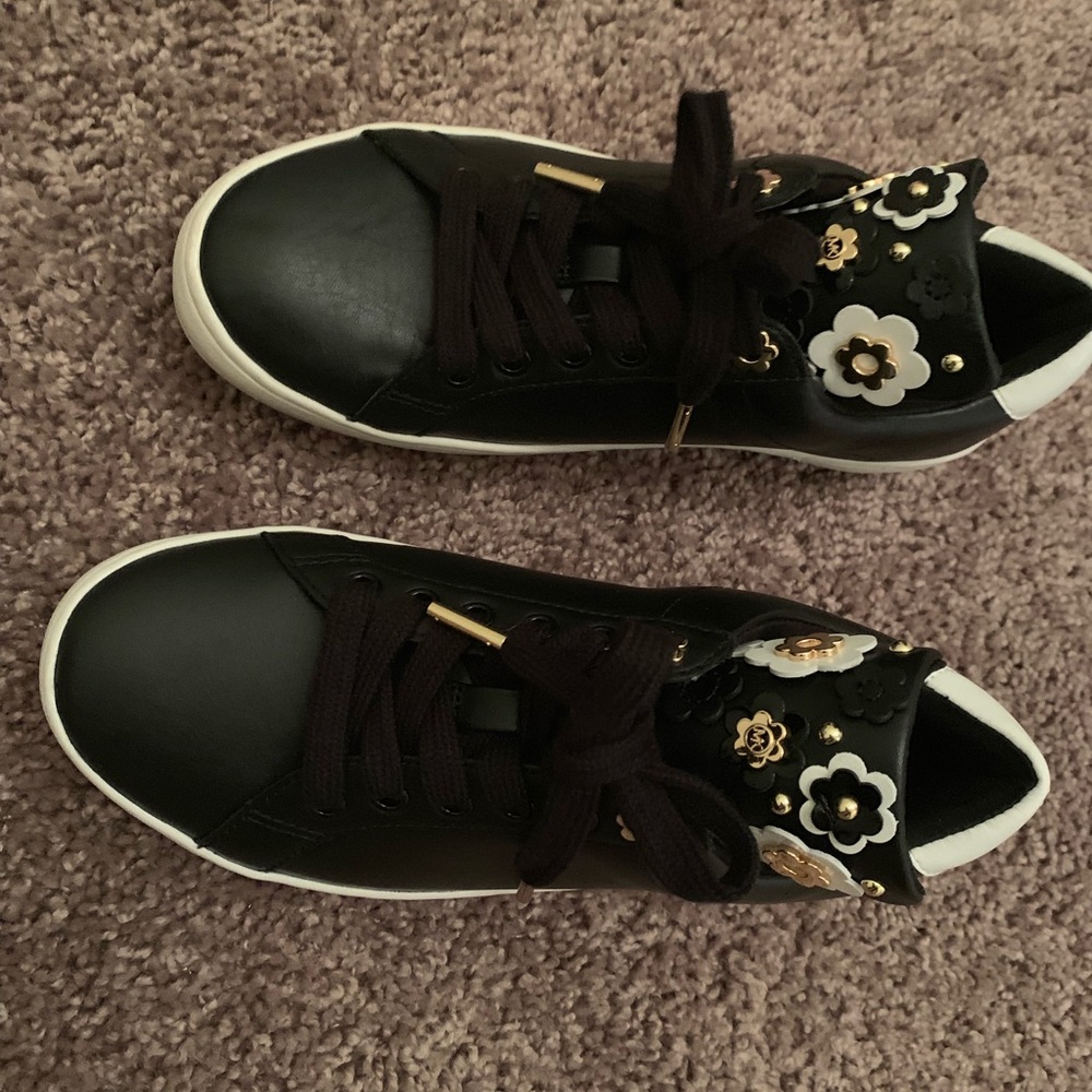 Sneakers - Picture 2 of 5